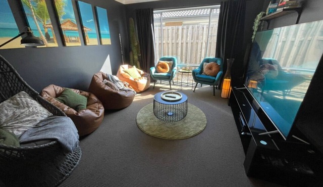 LUX Exotic Holiday House in Burpengary East