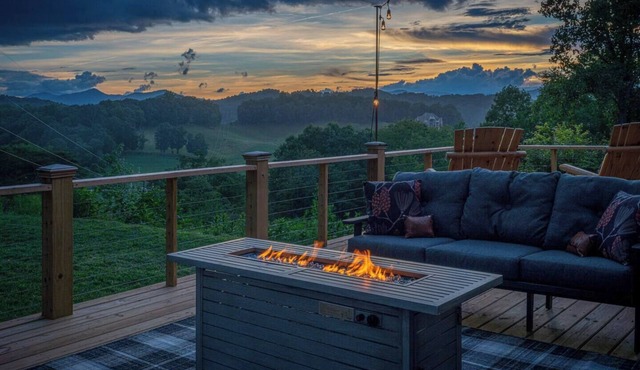 Lux, fam-friendly Mount Home Close to AVL/WVL Yard