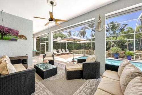 Lux Family 3 BR With Pool Villa Walk To Beach and Mercato