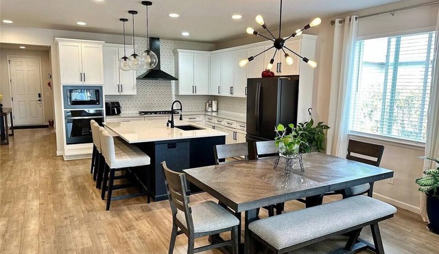 Lux Family Retreat/Pool Table/13 Mins to Airport
