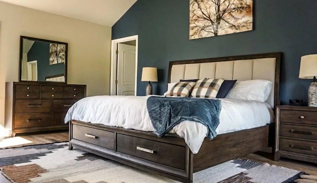 Lux family retreat, hot tub, specular views. Spacious home on the golf course.