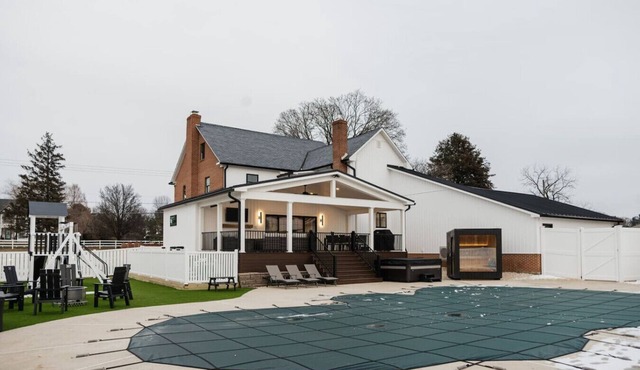 Lux Family Retreat l Sauna + Hot Tub * Game Room~Swingset