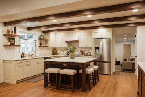 Lux Family Retreat, Sauna, Hot Tub Games, Swingset