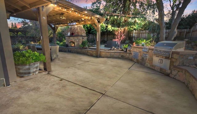 Lux Family Retreat-Pizza Oven-Dogs-Lake 1 Mile