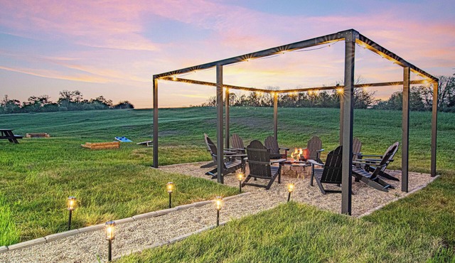 LUX Farmhouse on Bourbon Trail! Hot tub, Game Room, Firepit, Yard Games, 5-Acres