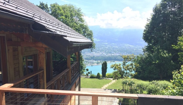 Luxury chalet, sauna, spa, fitness, lake view, beach 10 min away