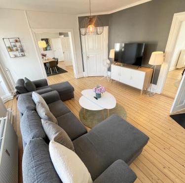 Lux grand 2-bedroom apartment on pedestrian street