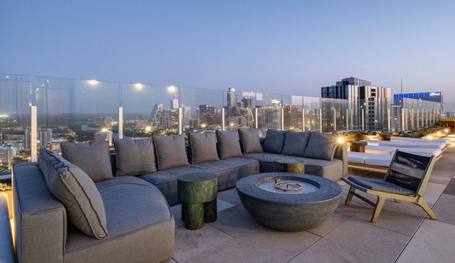 Lux Group Stay | Rooftop Pool | #1 Stay on Rainey