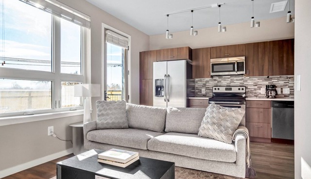 Lux Highland Studio w/ Gym & Business Center, walk to bars, by Blueground