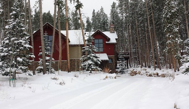 Lux Home, 3 Fireplaces, Family Friendly, Hot Tub, 4 Private BR W/4 ensuite Bath.