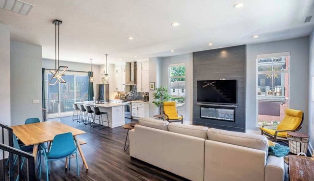 Lux Home 5 mins to Grand Park w Private Garage