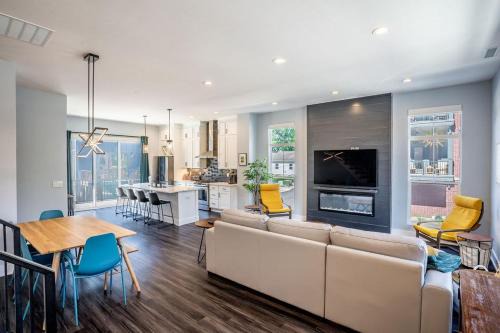 Lux Home 5 mins to Grand Park with Private Garage-Family Friendly