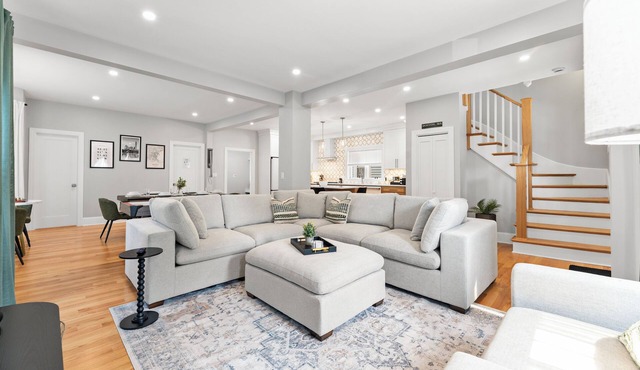 Lux Home-driveway parking-dedicated kids playroom-10min to Boston, Havard,Tufts.