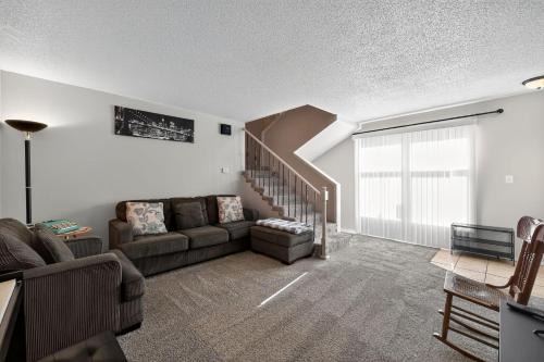 Lux Home, Minutes to Sanford Medical Center & Zoo