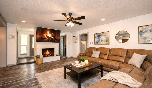 Lux Home w/Heated Pool & Spa: 30 Min to Downtown