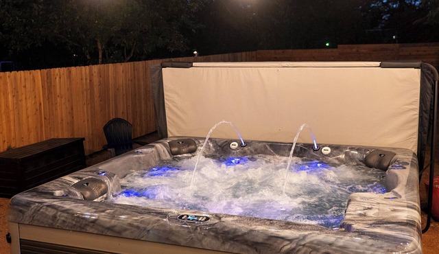 🏝️LUX Hot Tub +Chiller Near DT: Spa Baths, Yard Games, Arcade, Parking, SLEEPS 18