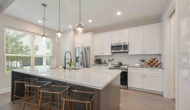 LUX Howdy House: 4 King Suites w/Pool in Heart of BCS