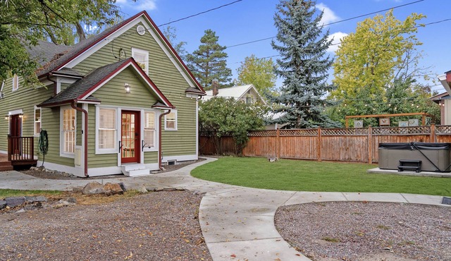 Lux Kalispell Farmhouse w/Large Hot Tubn