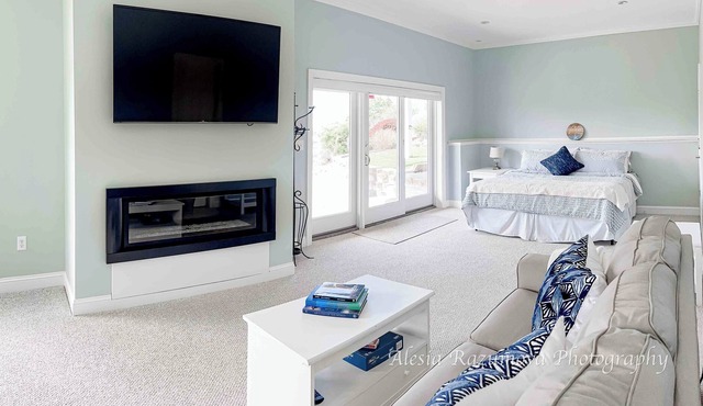 Lux KING Bed, Fireplace w/ Patio — 5 min from the beach!
