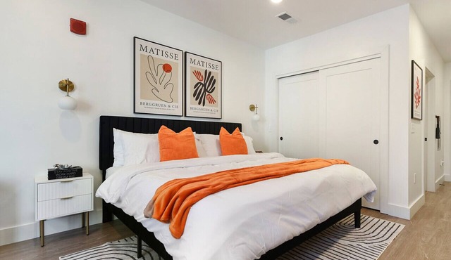 Lux King Bed! Free Parking, Gym, Near Stadiums, Hospitals and Universities