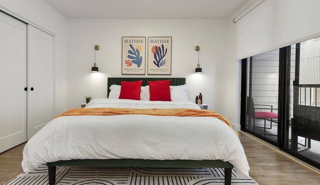 Lux King Bed | Free Parking + Gym | UPMC+CMU+Pitt