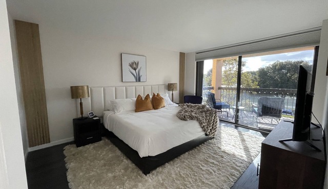 Lux King Bed Suite, Modern Condo Delray Beach. DRClub - 40% Off Fall & Holidays