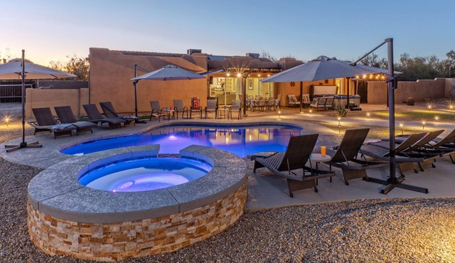 LUX: King Beds & TVs ALL BRs, Pool Table, Pkball Ct & Paddles, POOL, Spa, Putt Green, Fire Pit
