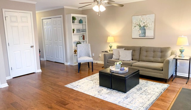 Lux King Suite- 16 miles of walking trails, central to Duke, UNC & RDU Airport
