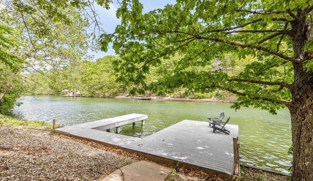 Lux Lake Retreat: Luxe Group Getaway!