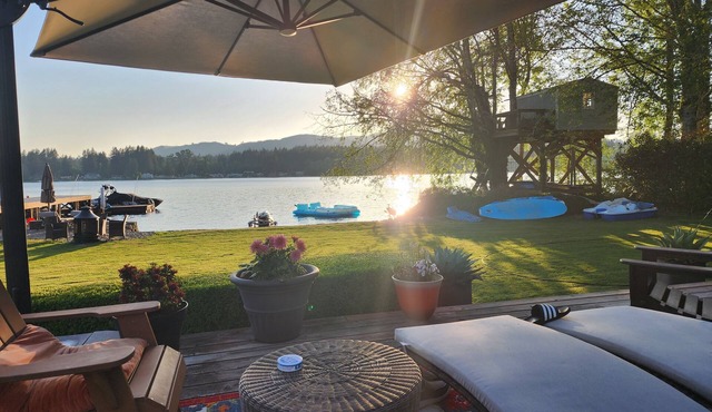 Lux Lakefront Estate w/Sandy Beach, Hot Tub, Dock, Paddleboard Treehouse & More