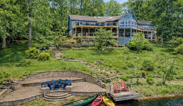 LUX Lakefront King Suites w/Dock, HotTub, Kayaks