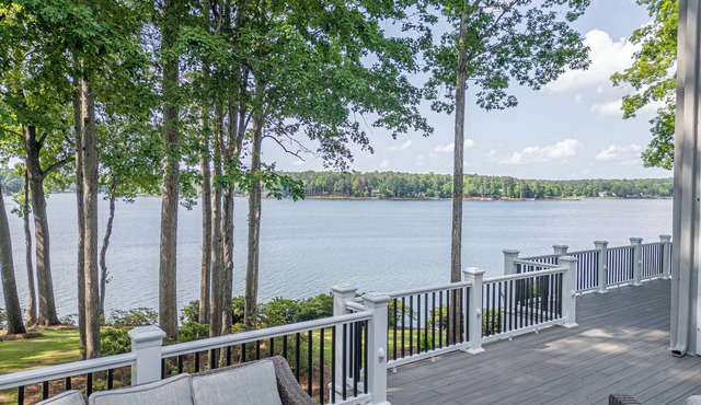 Lux-Lakefront on Lake Oconee with Boat & Jet Skis - Sleeps 14!