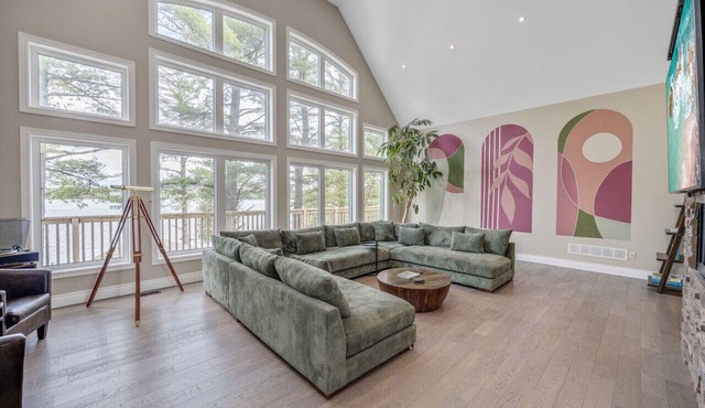 LUX Lakefront: Sleeps18+Pickleball+HotTub+Sauna+Gym+Arcade+Basketball+Volleyball