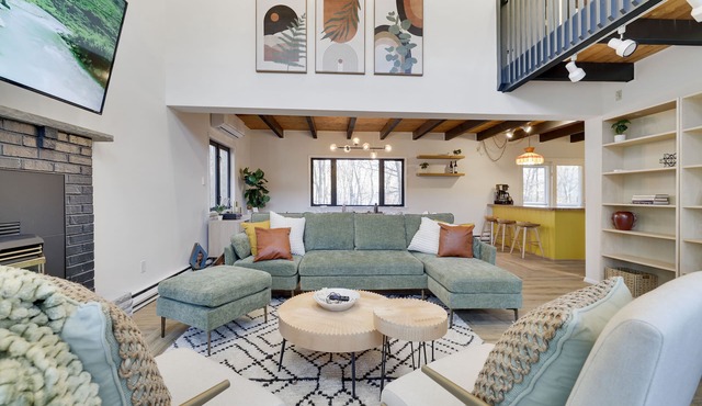 Lux Lakeside in amenity rich gated community w/HotTub, Sauna, Stream, Game Room