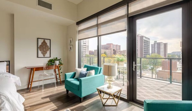 Lux Living in Cherry Creek Rooftop Pool and Free Parking