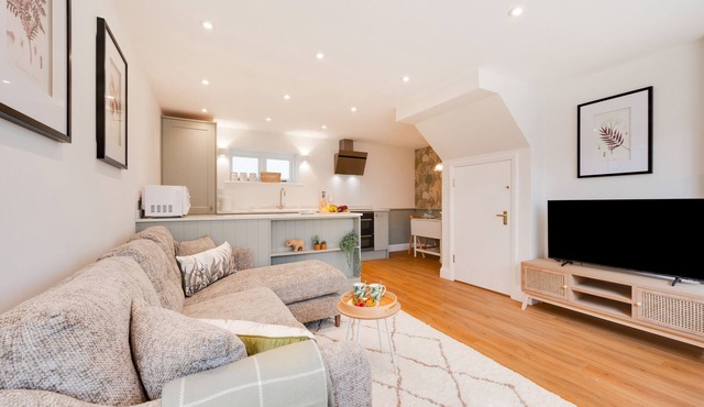 Lux Lodge - One Bedroom House, Sleeps 2