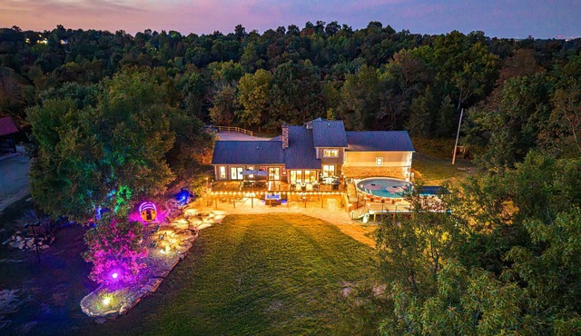 Lux lodge~3 Mi to Bardstown~SpkEZ~Hot Tub~Game Rm