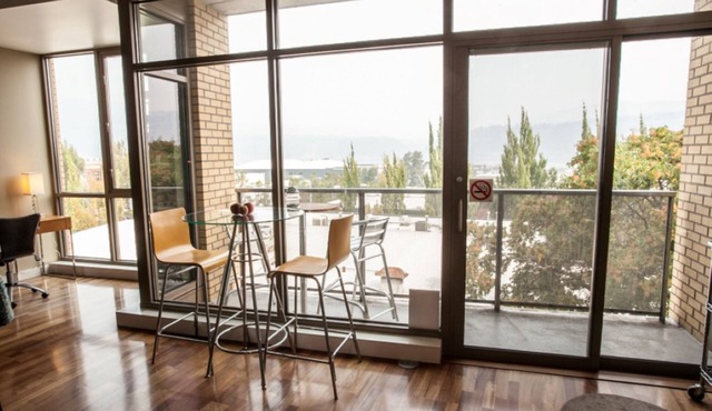 Lux Loft - 1 Bedroom, 1.5 Bathrooms - Downtown Hood River Getaway