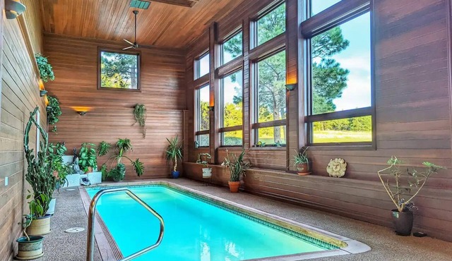 Lux Mansion/Heated Indoor Pool/Spa/Game Room/Theater/Pikes Peak Views
