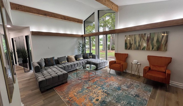 Lux MidCentury Mod! Sleeps 12! Movie thtr, bar & poker, gym, game rm, putt-patio