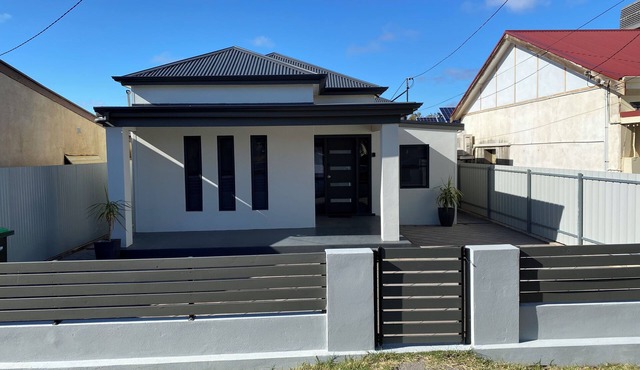 Lux Modern 4 Bedroom home n3 minuts to all Sopping centres