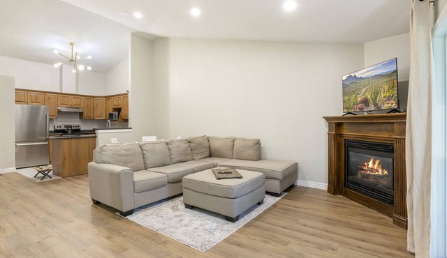 Lux. Modern Blue Heron Home Fireplace, Garage, Pet-Friendly, easily accessible!