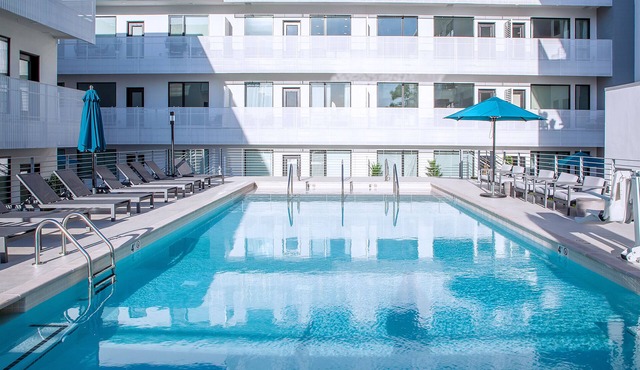 LUX-MODERN Condo Pool View, FREE Parking, Gym, 10 mint walk to the Gulch!
