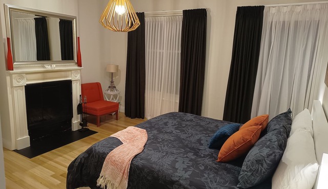 Lux Modern Minimalist Getaway, King, Open Fire, River Access/Views in Township.