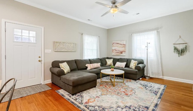 *Lux Modern Townhome * Downtown* King Beds * Duke*
