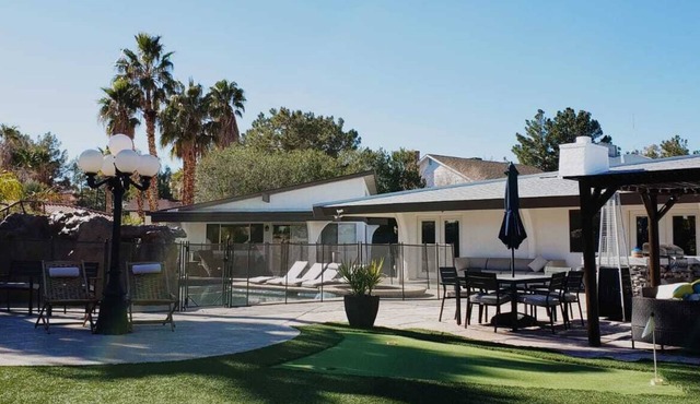 LUX Modern Villa,City Center, Pool,Spa,Game Rm,Basketball,Pickle ball,Pool house