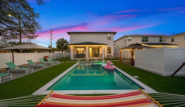 Lux Modern Villa w/Pool, Jacuzzi & Amenities!