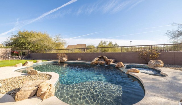 Lux Monthly Stay- 31 night+ Heated Pool and Hot Tub.