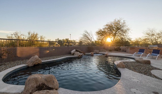 Lux Monthly Stay- Top 10 Golf Course, Heated Pool and Hot Tub.