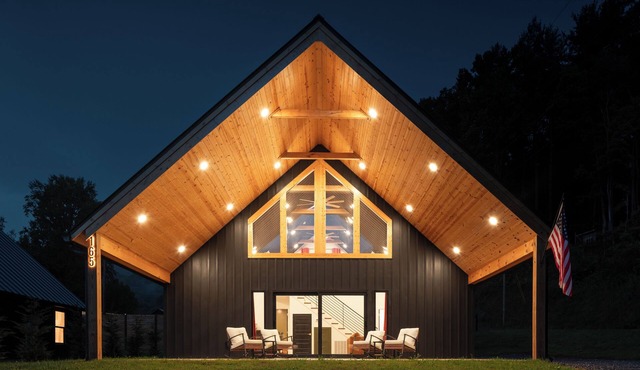 LUX Mountain Barndominium Getaway/BRAND NEW/Sleeps 6/4 mi to Main St